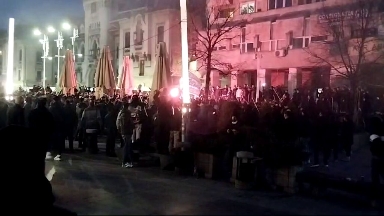 Fanii Universității Craiova au făcut show înainte de derby-ul cu FCU! Atmosferă genială în centrul orașului_2