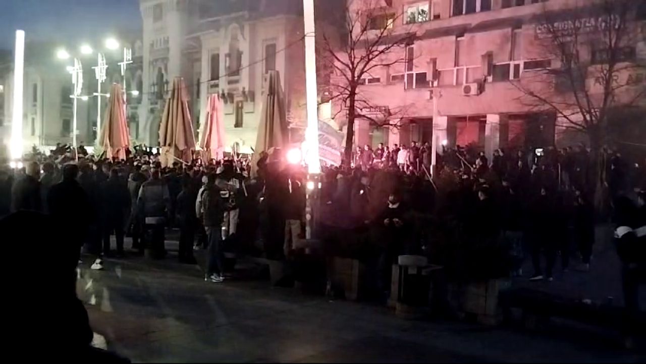 Fanii Universității Craiova au făcut show înainte de derby-ul cu FCU! Atmosferă genială în centrul orașului_3