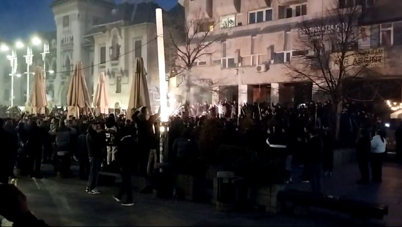 Fanii Universității Craiova au făcut show înainte de derby-ul cu FCU! Atmosferă genială în centrul orașului_7