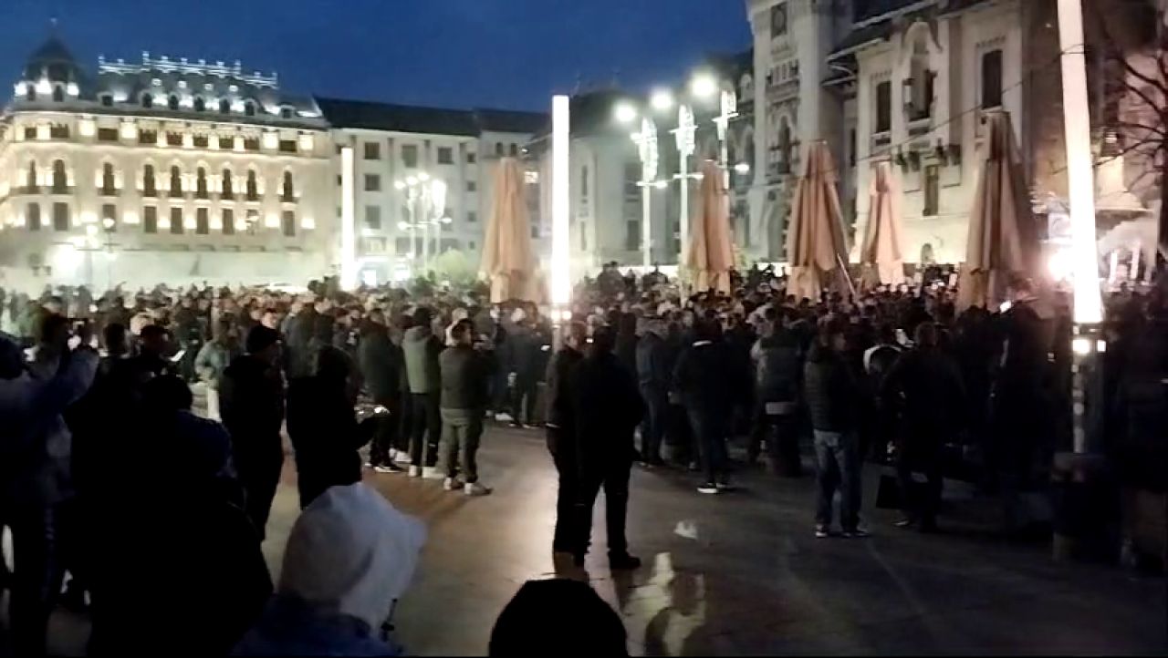 Fanii Universității Craiova au făcut show înainte de derby-ul cu FCU! Atmosferă genială în centrul orașului_12