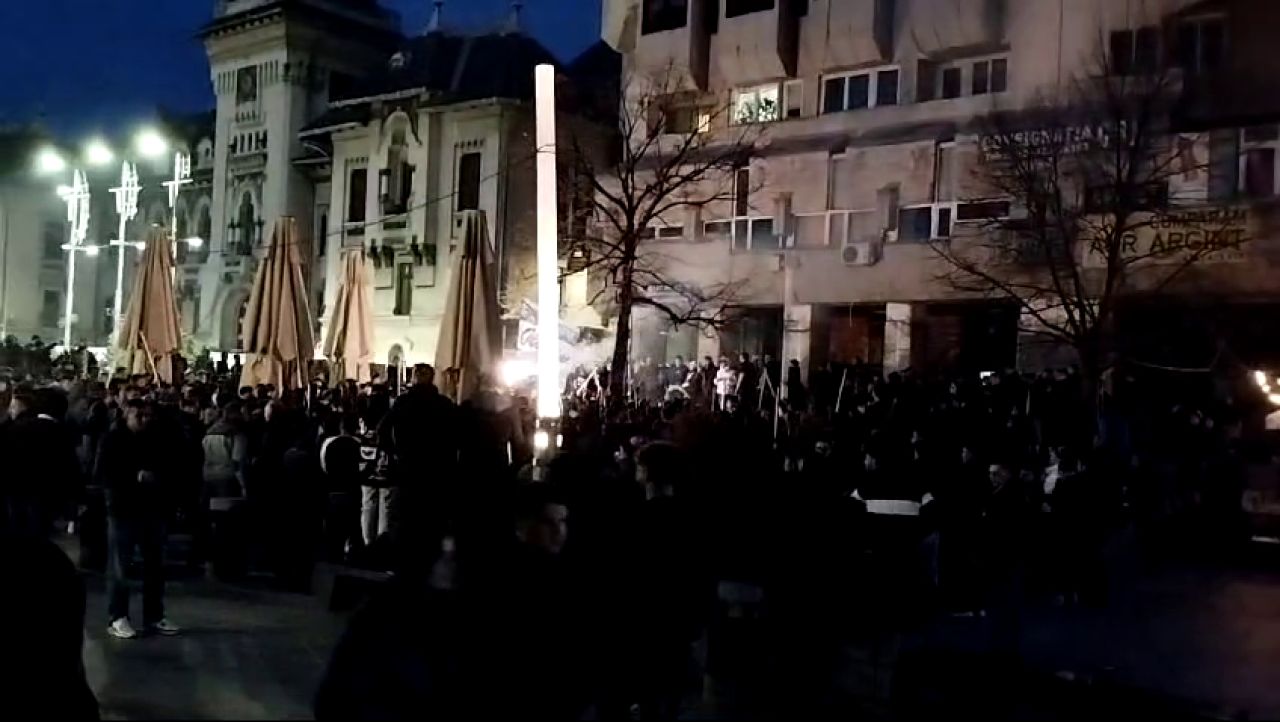 Fanii Universității Craiova au făcut show înainte de derby-ul cu FCU! Atmosferă genială în centrul orașului_18