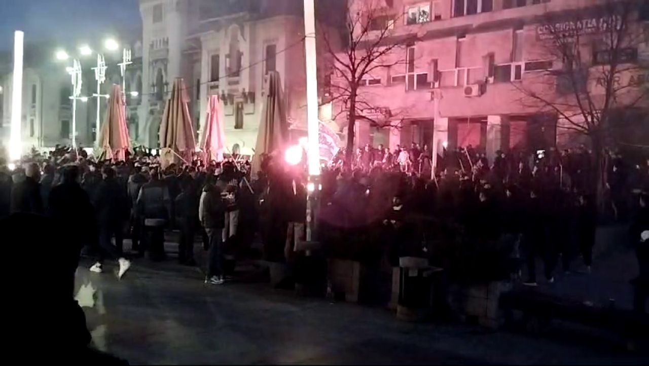 Fanii Universității Craiova au făcut show înainte de derby-ul cu FCU! Atmosferă genială în centrul orașului_21