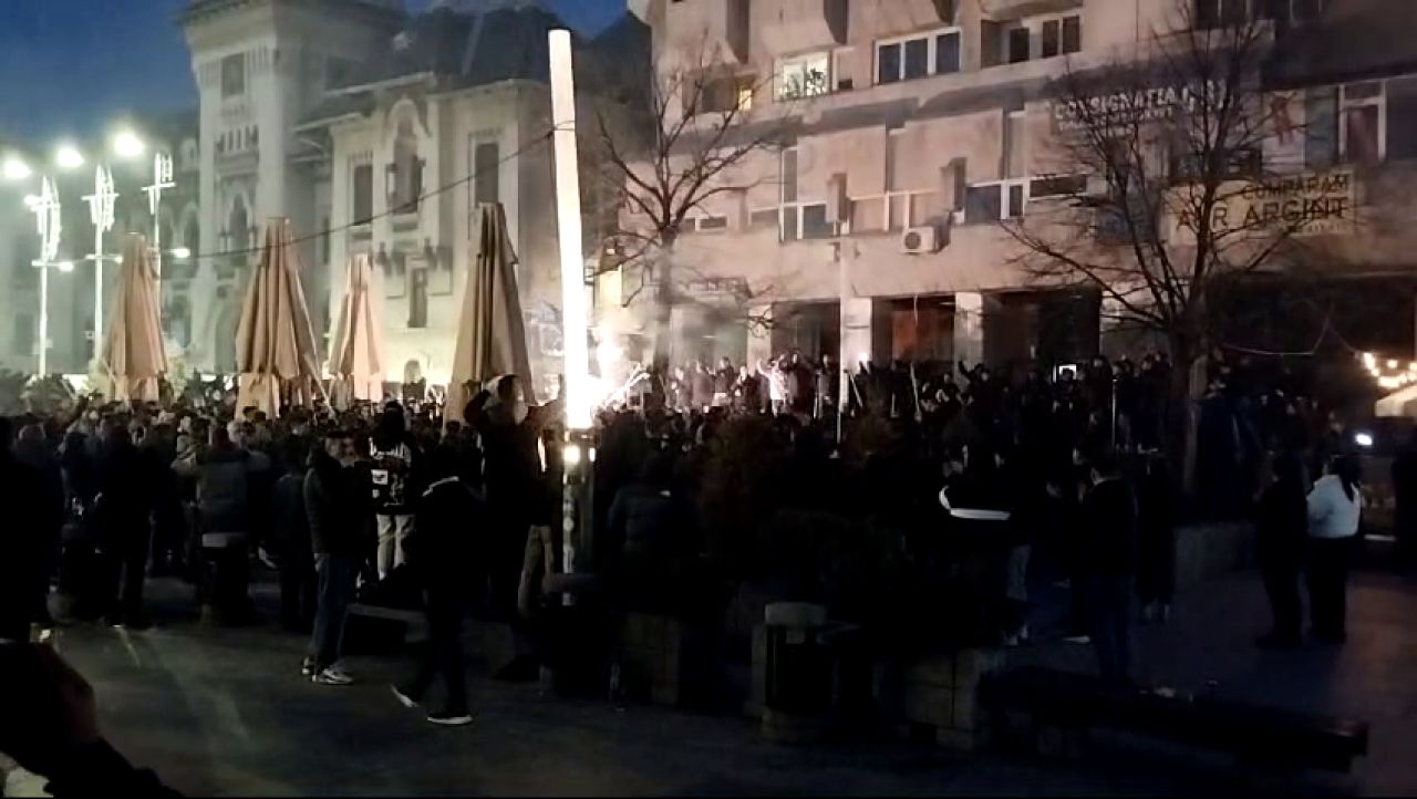 Fanii Universității Craiova au făcut show înainte de derby-ul cu FCU! Atmosferă genială în centrul orașului_28