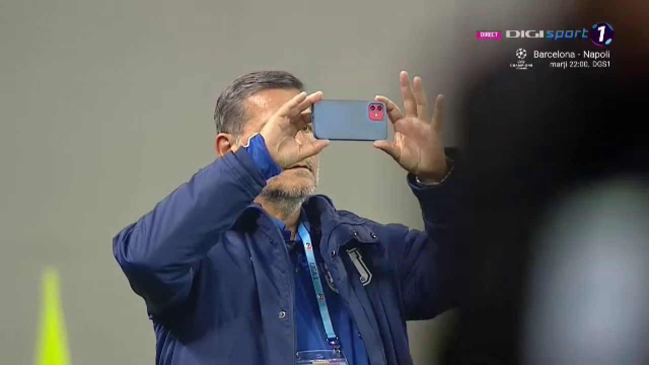 L-au uimit și pe Nicolo Napoli! Antrenorul a scos telefonul înainte de FCU - Univ. Craiova și a imortalizat momentul_5