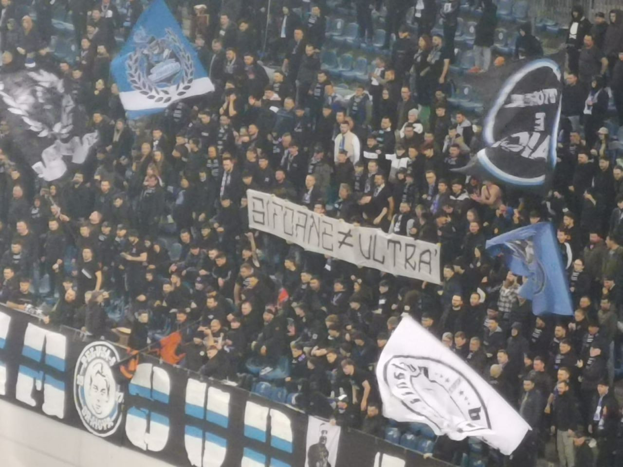 Banner după banner! Cum s-au ”înțepat” rivalii în FCU Craiova - Universitatea Craiova_2
