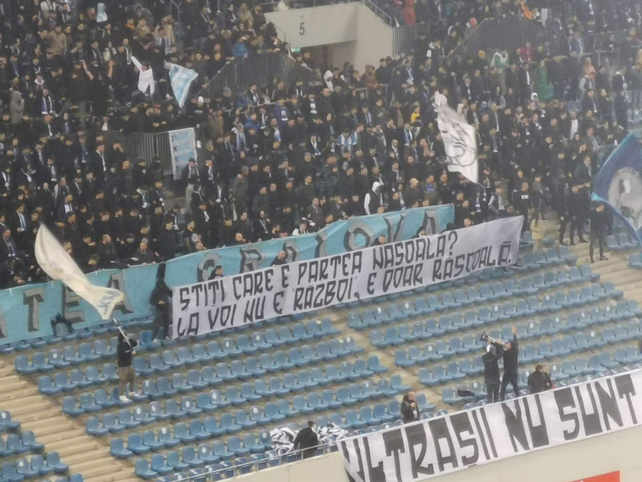 Banner după banner! Cum s-au ”înțepat” rivalii în FCU Craiova - Universitatea Craiova_3