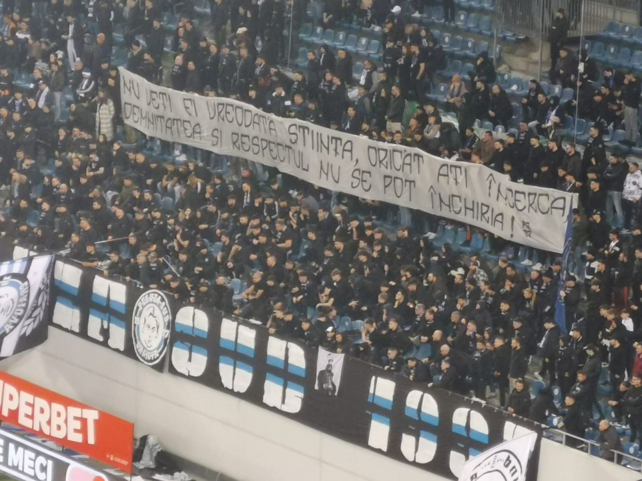 Banner după banner! Cum s-au ”înțepat” rivalii în FCU Craiova - Universitatea Craiova_5
