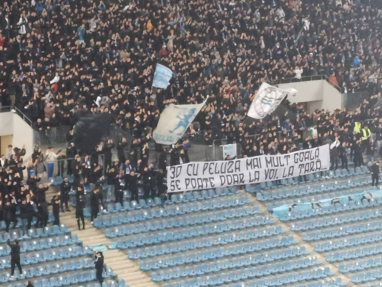 Banner după banner! Cum s-au ”înțepat” rivalii în FCU Craiova - Universitatea Craiova_6