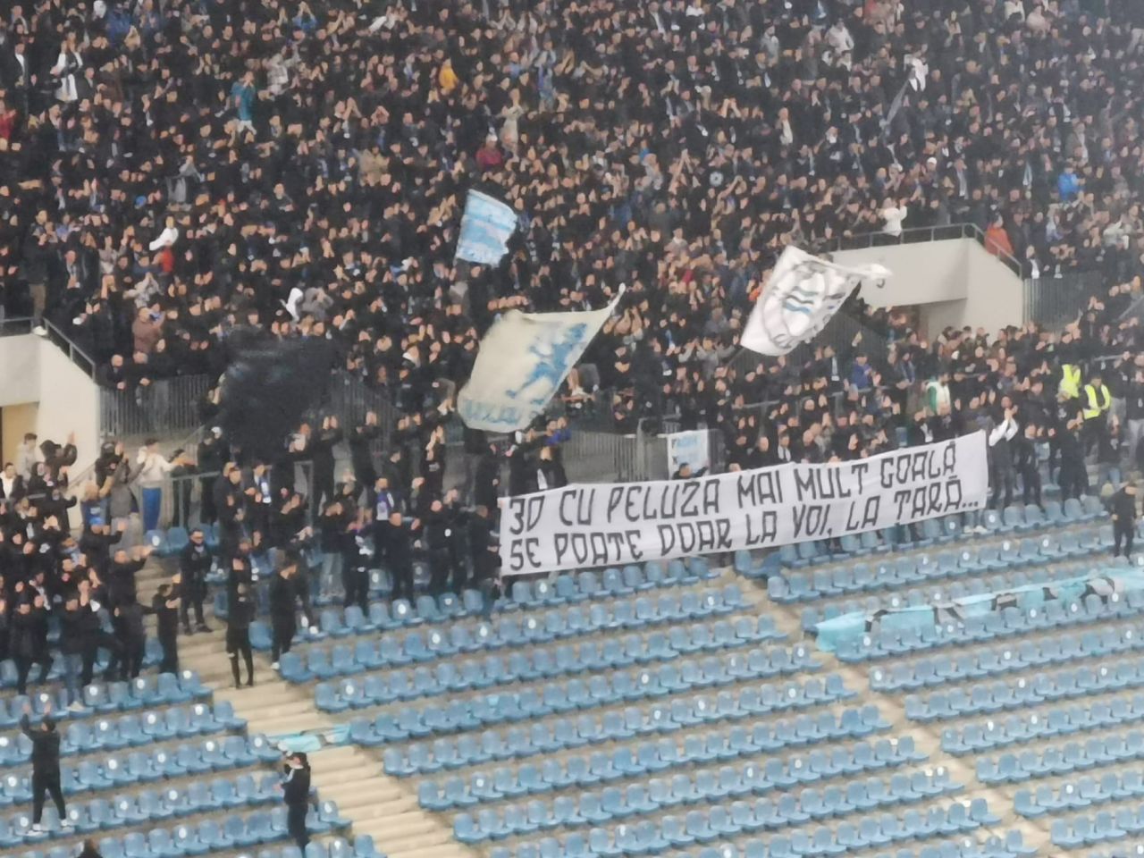 Banner după banner! Cum s-au ”înțepat” rivalii în FCU Craiova - Universitatea Craiova_6