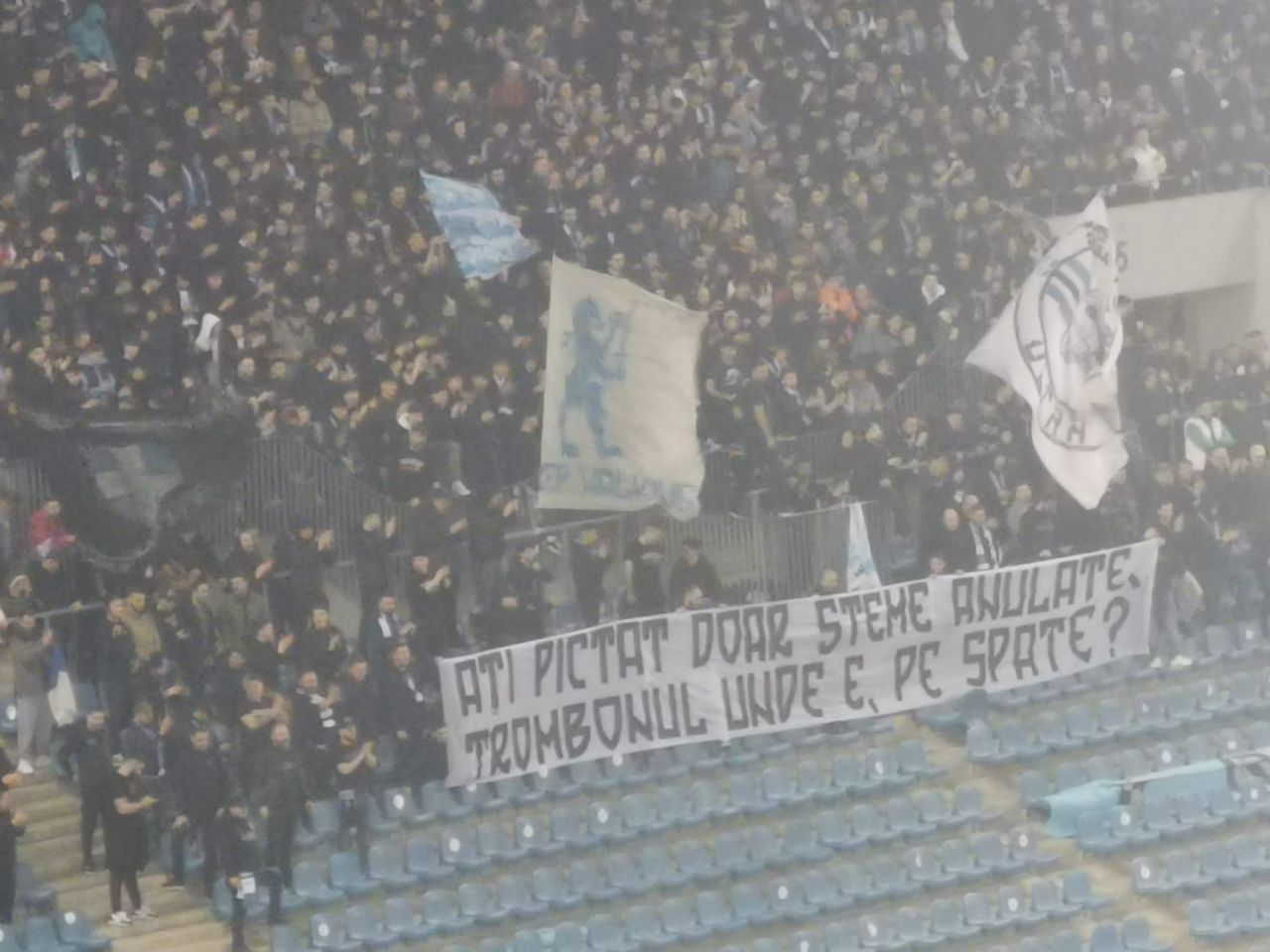 Banner după banner! Cum s-au ”înțepat” rivalii în FCU Craiova - Universitatea Craiova_7