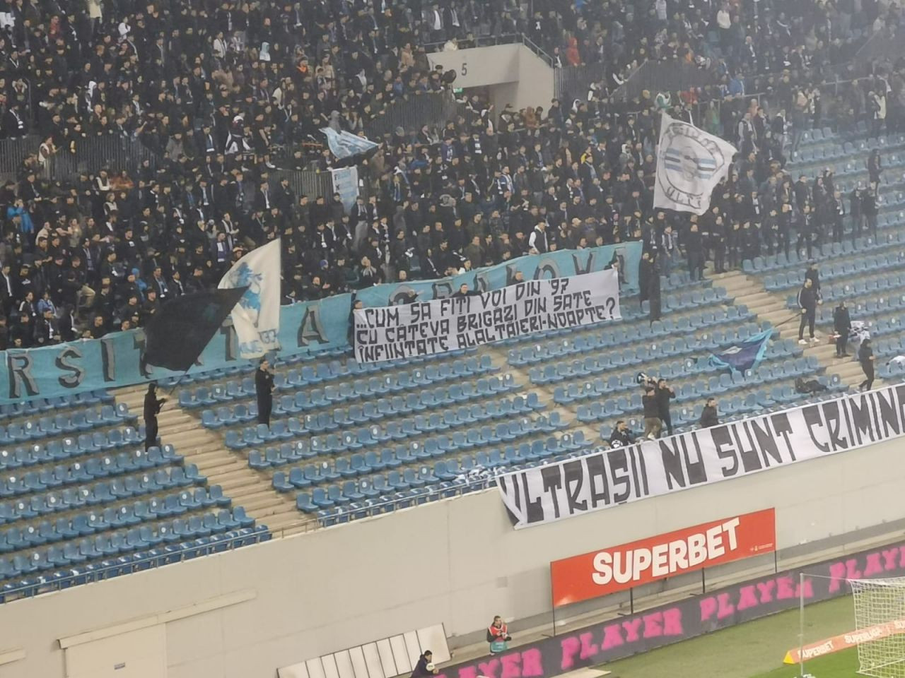 Banner după banner! Cum s-au ”înțepat” rivalii în FCU Craiova - Universitatea Craiova_8