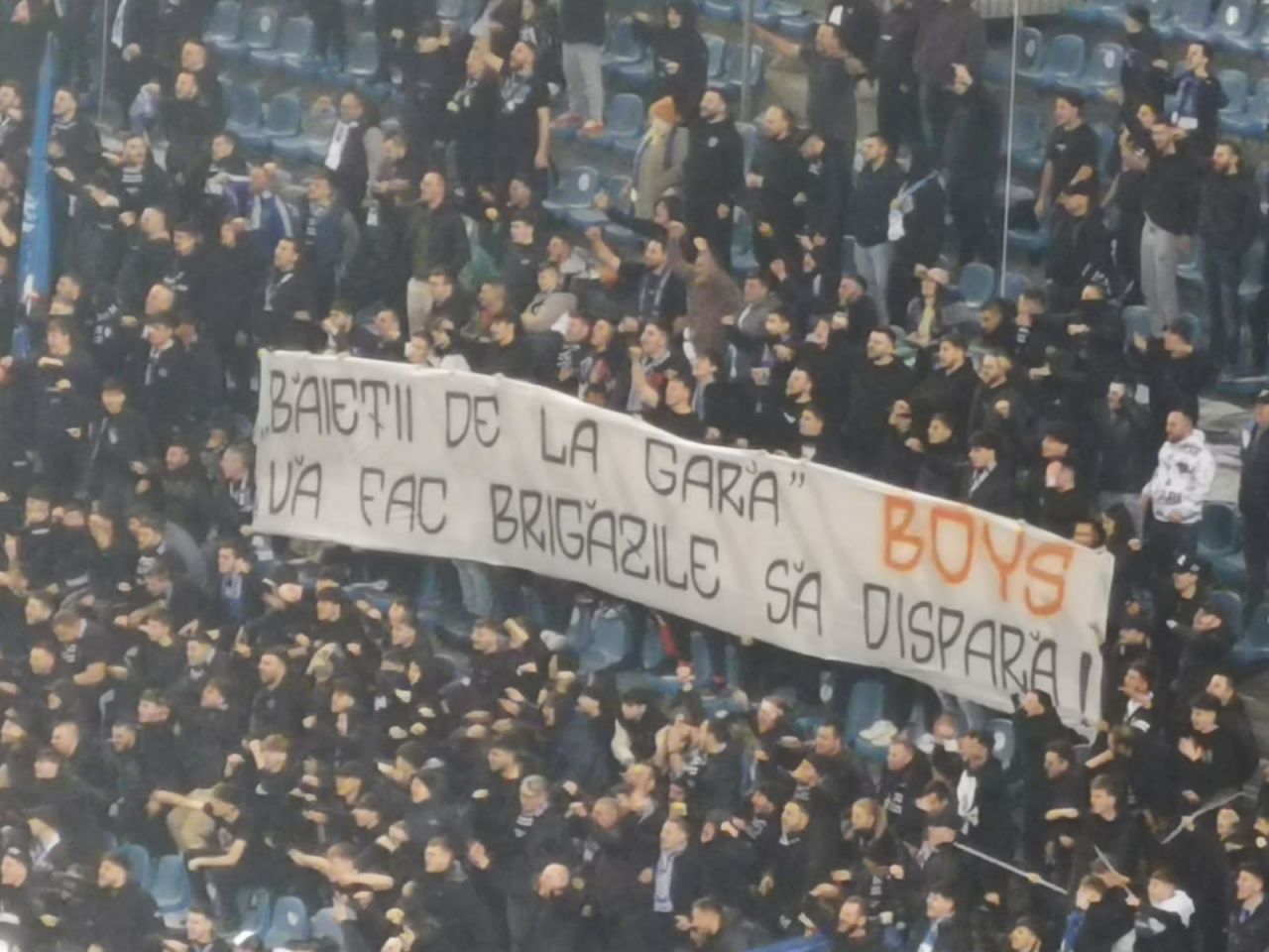 Banner după banner! Cum s-au ”înțepat” rivalii în FCU Craiova - Universitatea Craiova_1