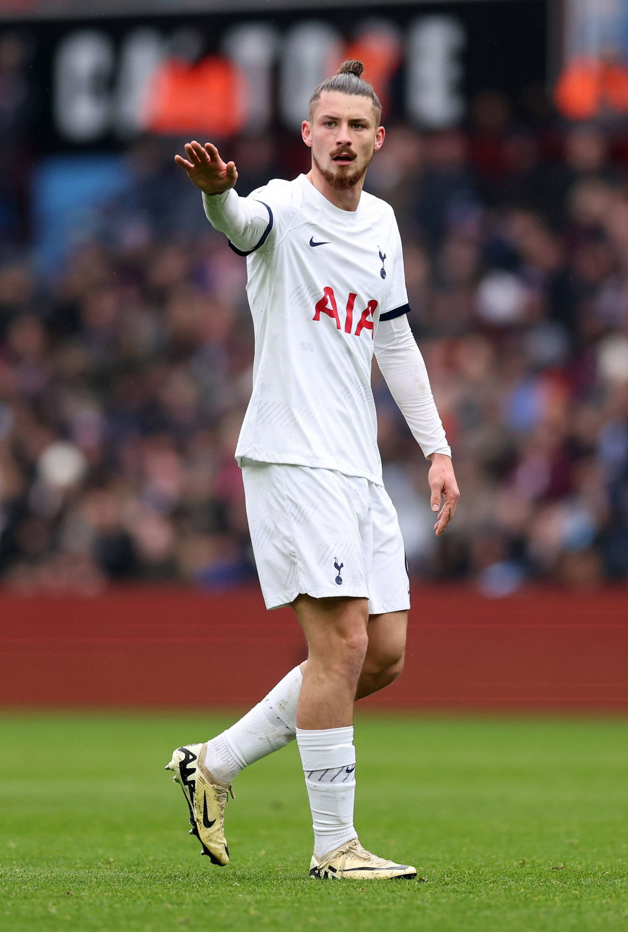 Drăgușin a jucat bine, dar englezii au un semn de întrebare: 