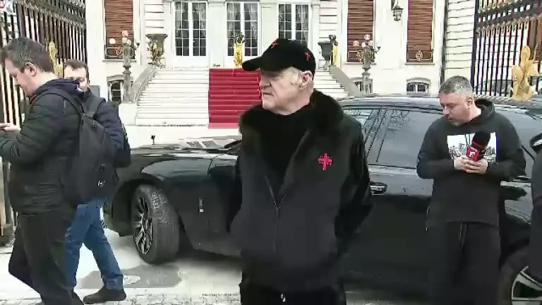 O persoană a aruncat cu pliante spre Gigi Becali (11.03.2024)