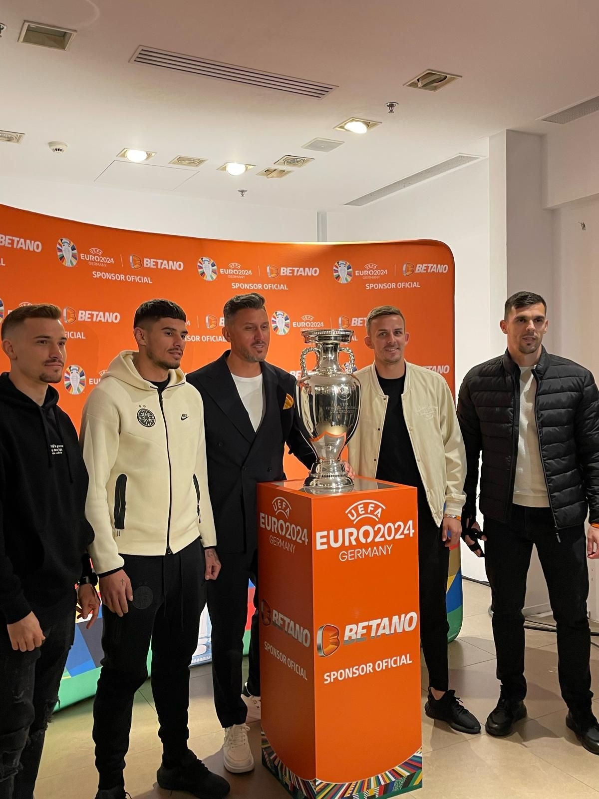 Ca-n filme! Cu cifru și păzit de 12 gărzi de corp. Dragoș Mîndreci a dezvăluit lucruri neștiute despre trofeul EURO 2024, admirat și de fanii români_5