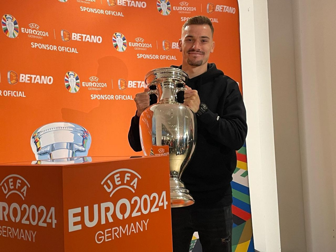 Ca-n filme! Cu cifru și păzit de 12 gărzi de corp. Dragoș Mîndreci a dezvăluit lucruri neștiute despre trofeul EURO 2024, admirat și de fanii români_7