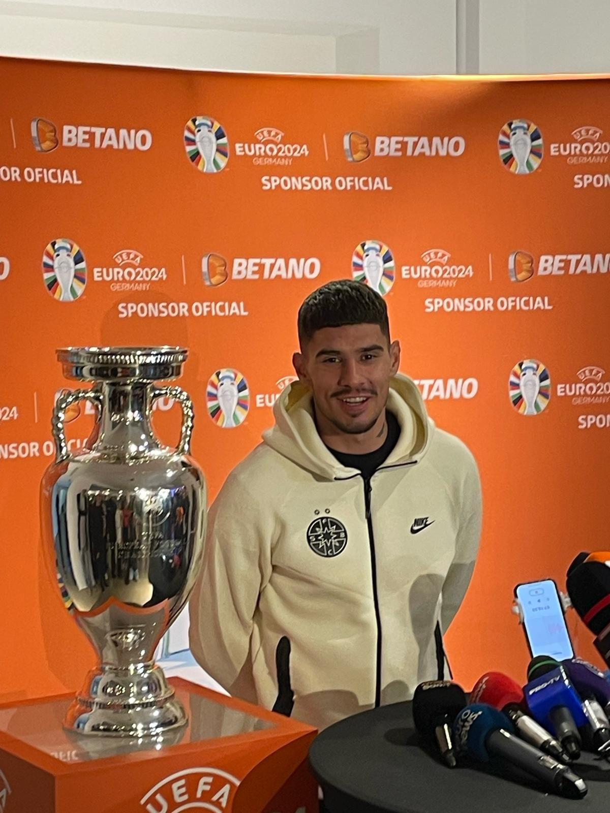 Ca-n filme! Cu cifru și păzit de 12 gărzi de corp. Dragoș Mîndreci a dezvăluit lucruri neștiute despre trofeul EURO 2024, admirat și de fanii români_8