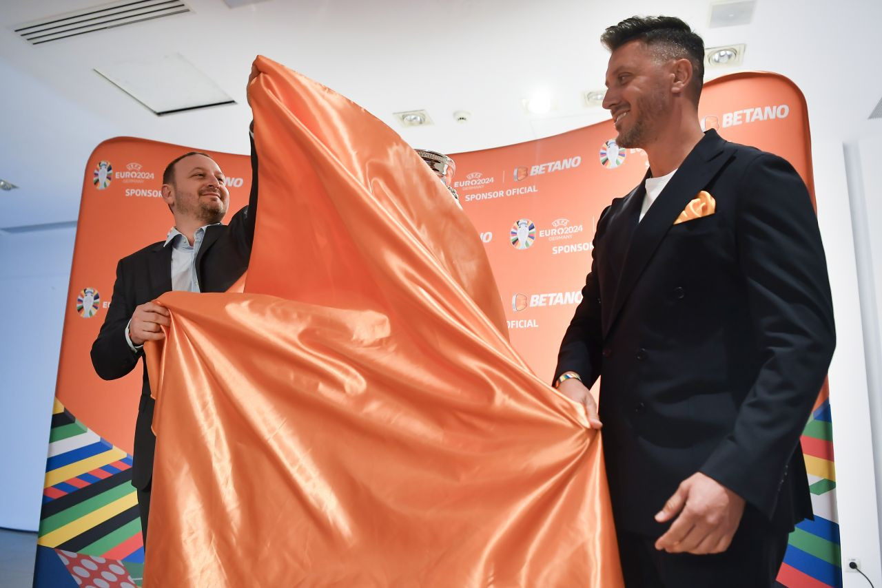 Ca-n filme! Cu cifru și păzit de 12 gărzi de corp. Dragoș Mîndreci a dezvăluit lucruri neștiute despre trofeul EURO 2024, admirat și de fanii români_10