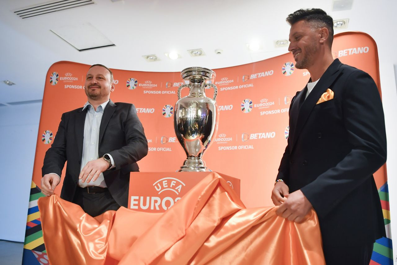 Ca-n filme! Cu cifru și păzit de 12 gărzi de corp. Dragoș Mîndreci a dezvăluit lucruri neștiute despre trofeul EURO 2024, admirat și de fanii români_11