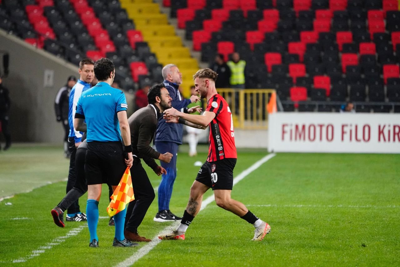 Rom&acirc;nii fac legea la Gaziantep! Sorescu, Drăguș și Niță au făcut spectacol &icirc;n meciul cu Beșiktaș
