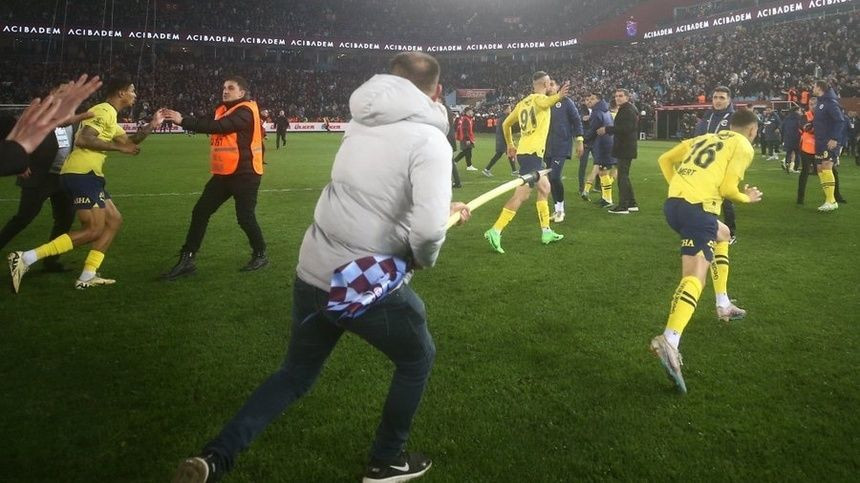 Au vrut să-i tragă &icirc;n țeapă! &Icirc;ncepe ancheta după bătaia de pe gazon de la derby-ul Trabzonspor - Fenerbahce