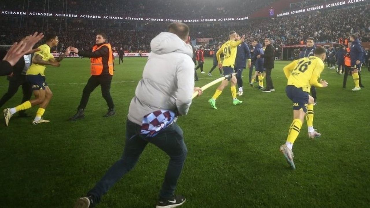 Au vrut să-i tragă în țeapă! Începe ancheta după bătaia de pe gazon de la derby-ul Trabzonspor - Fenerbahce_1
