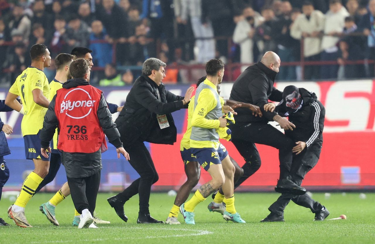 Au vrut să-i tragă în țeapă! Începe ancheta după bătaia de pe gazon de la derby-ul Trabzonspor - Fenerbahce_3
