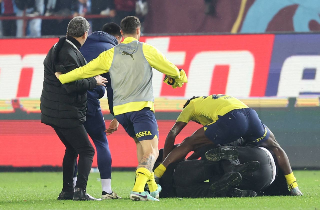 Au vrut să-i tragă în țeapă! Începe ancheta după bătaia de pe gazon de la derby-ul Trabzonspor - Fenerbahce_4