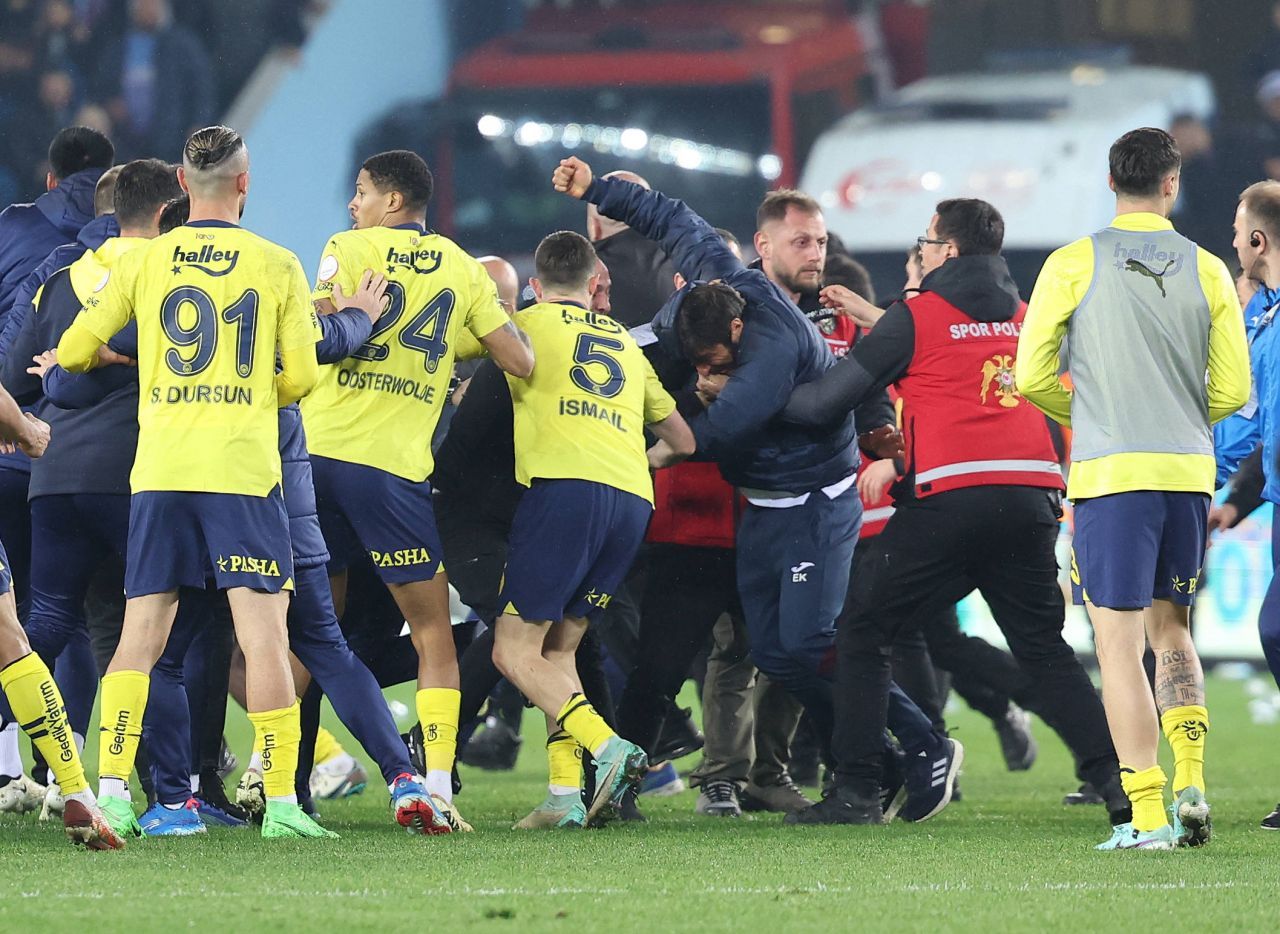 Au vrut să-i tragă în țeapă! Începe ancheta după bătaia de pe gazon de la derby-ul Trabzonspor - Fenerbahce_6