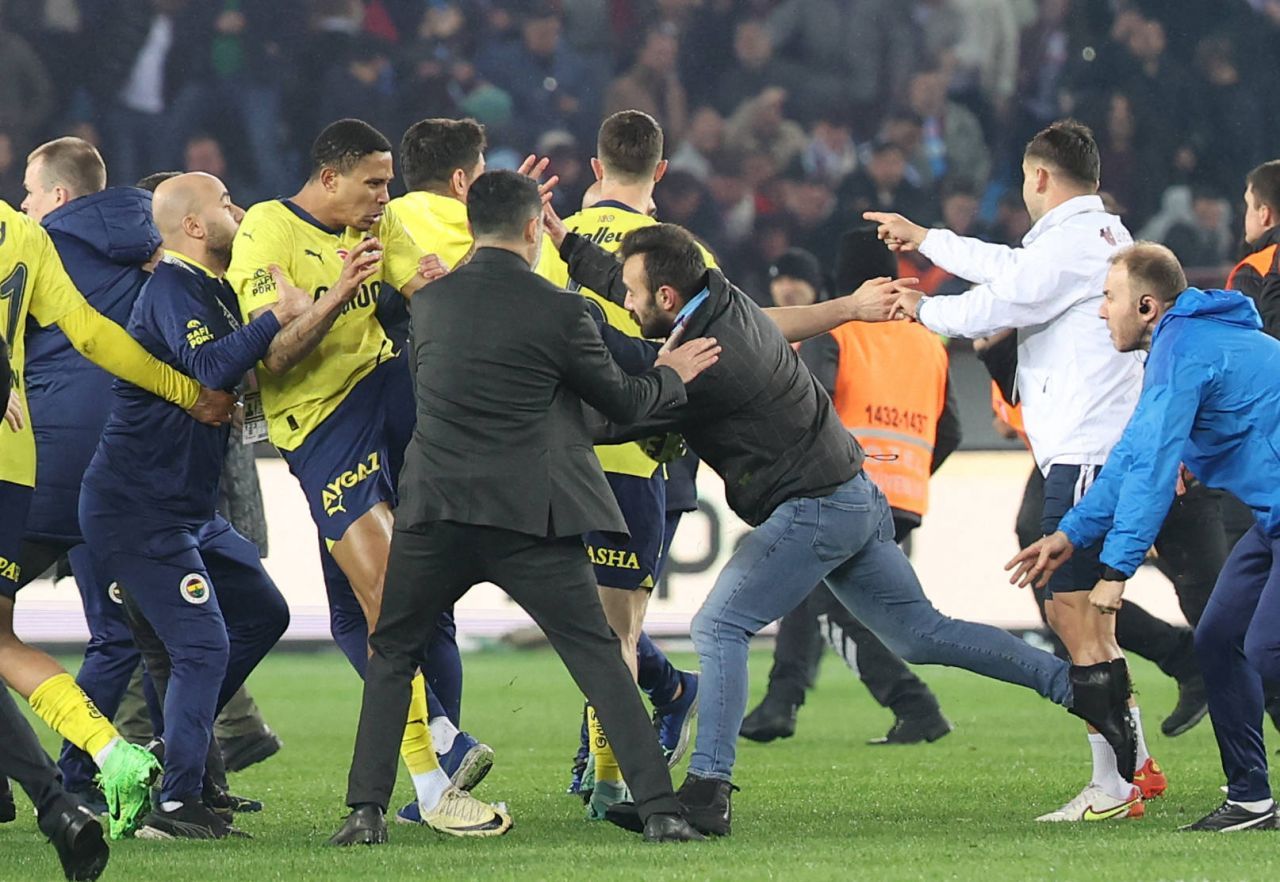 Au vrut să-i tragă în țeapă! Începe ancheta după bătaia de pe gazon de la derby-ul Trabzonspor - Fenerbahce_7
