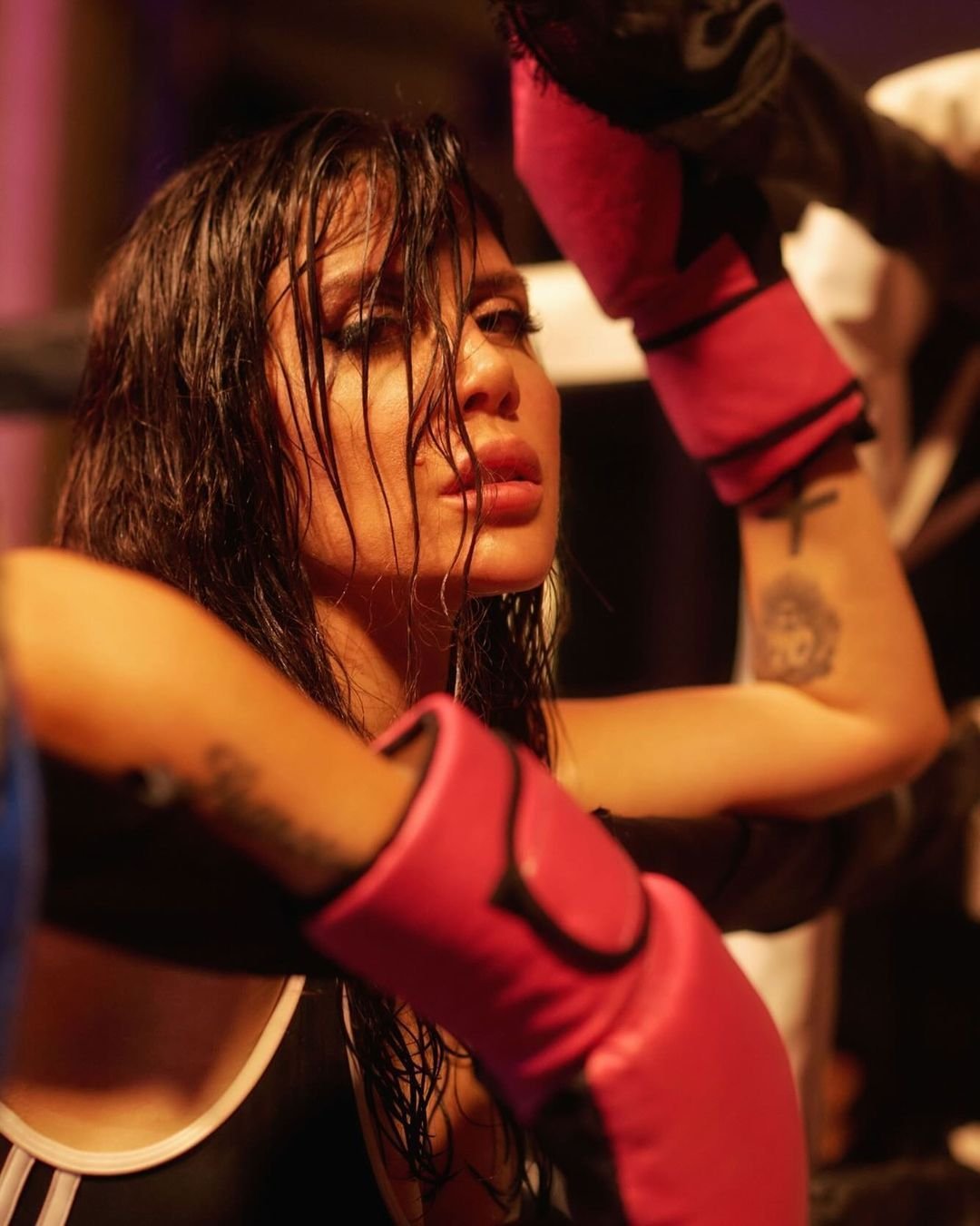 A urcat în ringul de box în cea mai excentrică ținută, iar secvențele sunt încendiare. Cum s-a lăsat filmată Wanda Nara_4