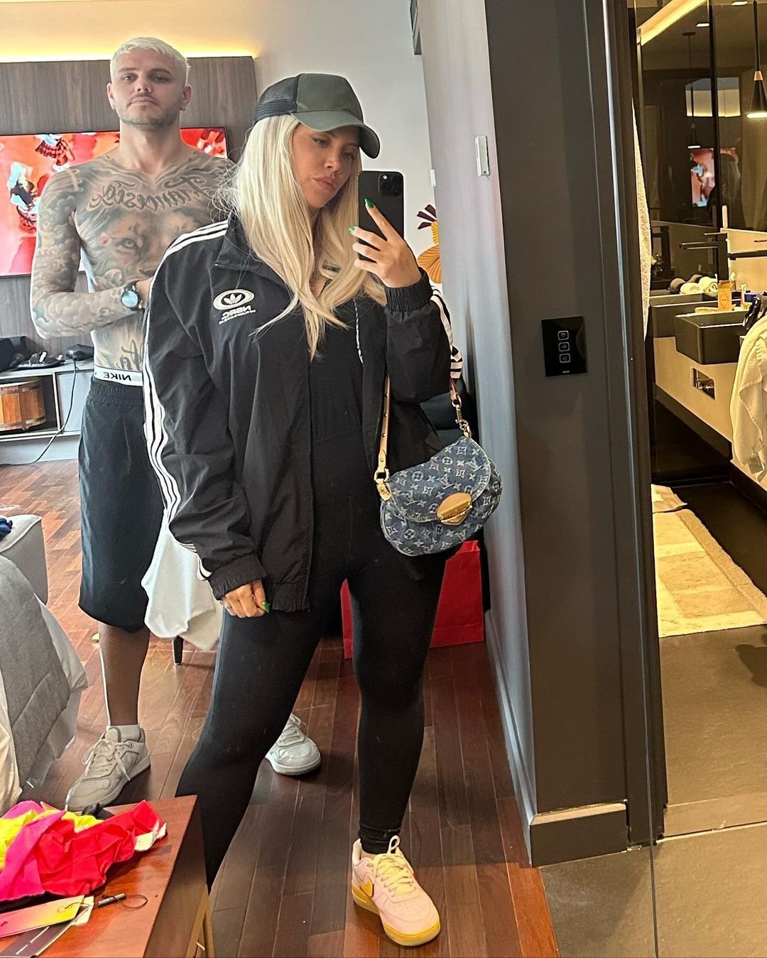 A urcat în ringul de box în cea mai excentrică ținută, iar secvențele sunt încendiare. Cum s-a lăsat filmată Wanda Nara_29