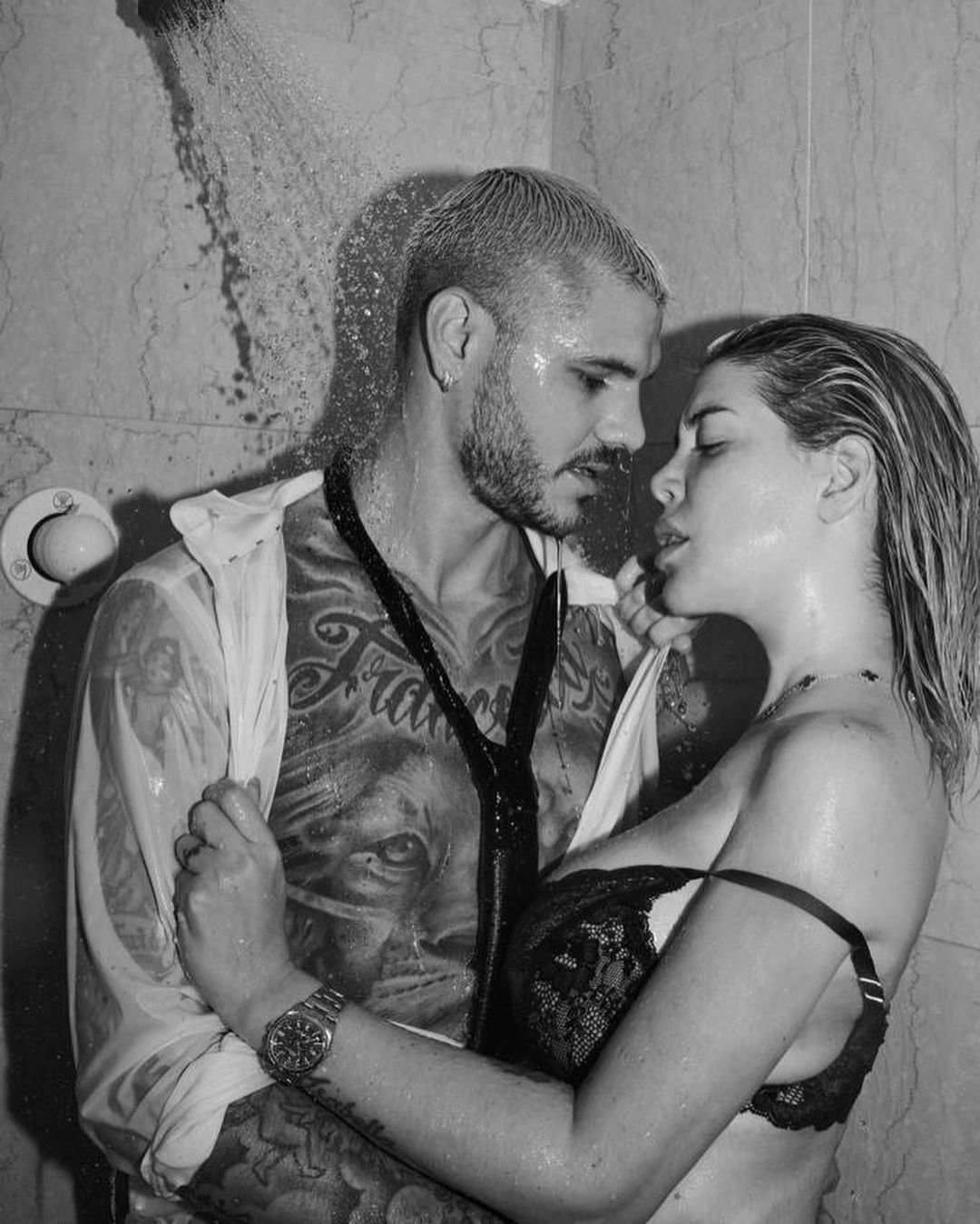 A urcat în ringul de box în cea mai excentrică ținută, iar secvențele sunt încendiare. Cum s-a lăsat filmată Wanda Nara_55