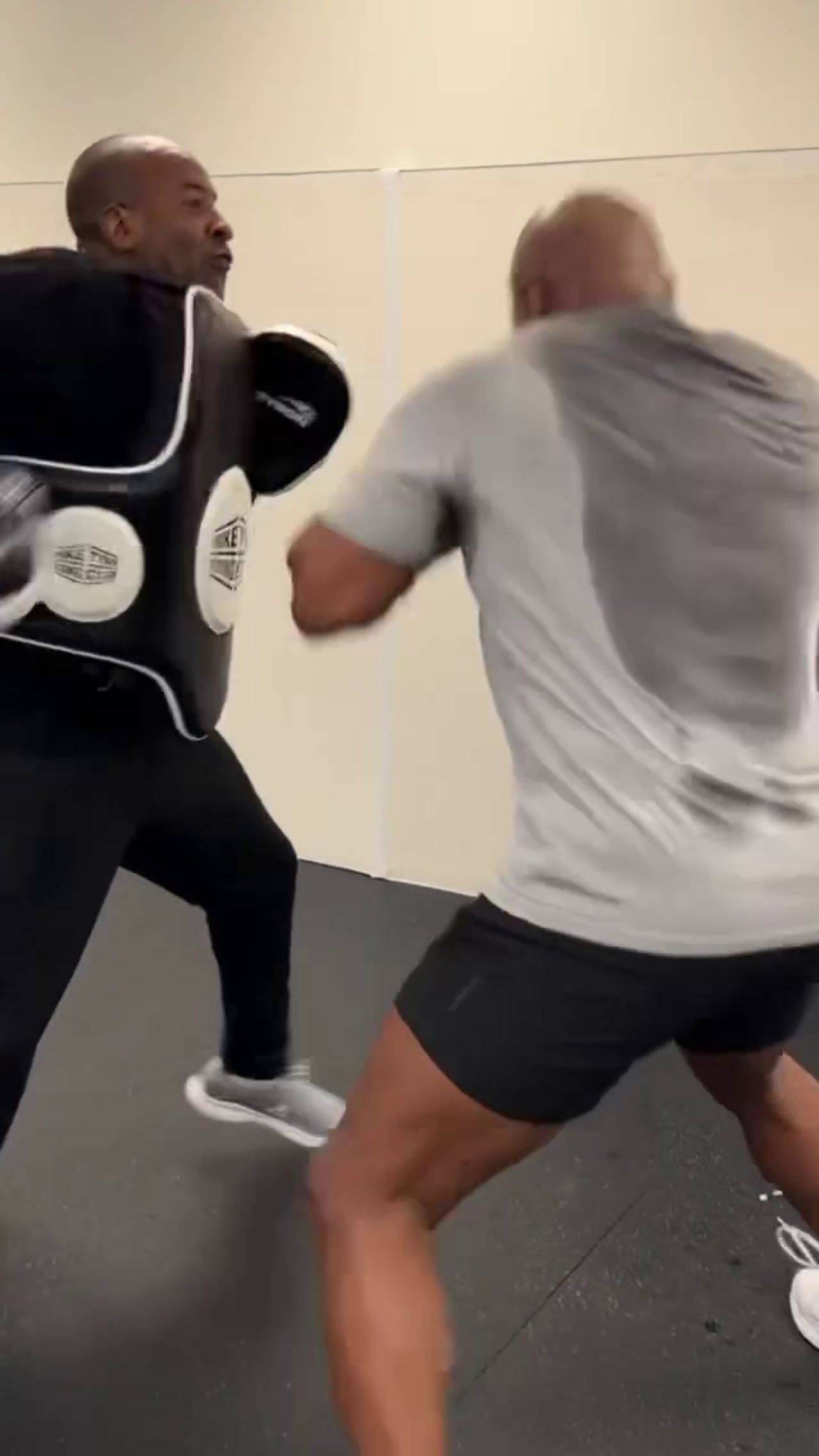 Ca la 20 de ani! Mike Tyson se pregătește ca un spartan pentru ultimul meci al carierei_12
