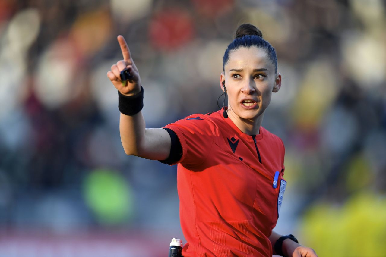 Iuliana Demetrescu &icirc;i dă replica lui Gigi Becali după derapajul sexist: E imposibil de acceptat! Normal că mă schimb &icirc;n vestiar