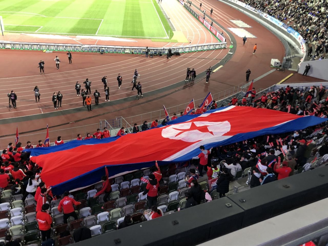 Cel mai crâncen meci din lume: Coreea de Nord și-a adus la Tokyo starul dispărut și a jucat cu 4.000 de fani în tribune_4