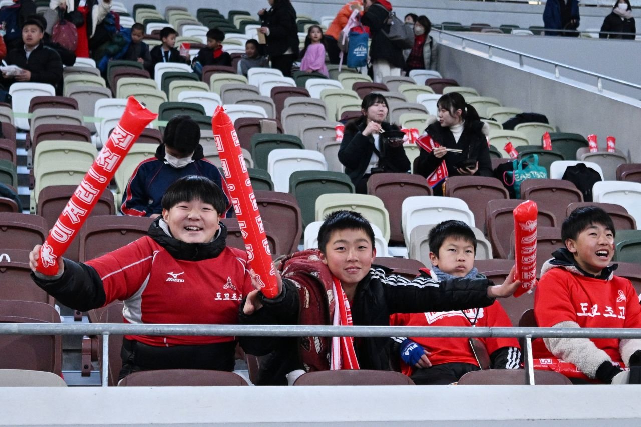 Cel mai crâncen meci din lume: Coreea de Nord și-a adus la Tokyo starul dispărut și a jucat cu 4.000 de fani în tribune_7
