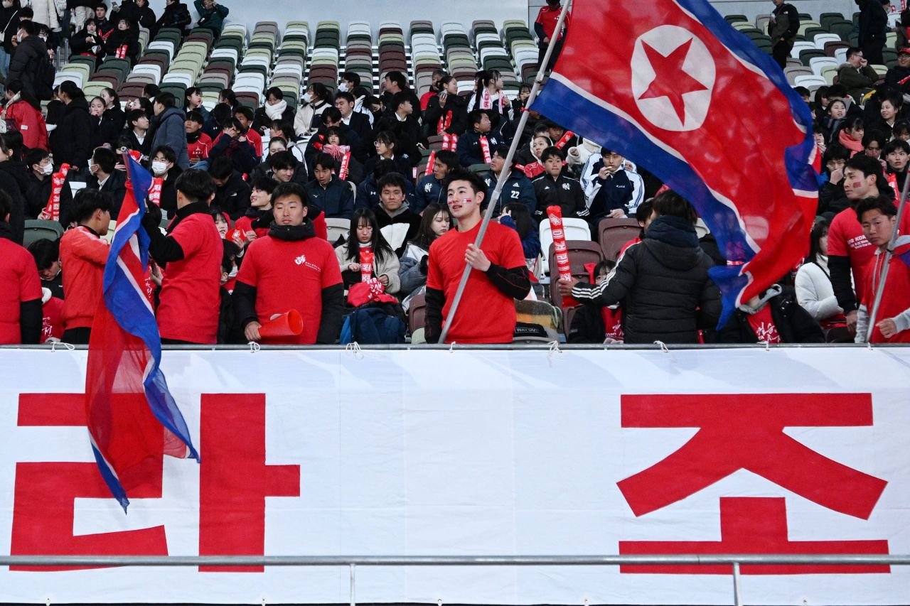 Cel mai crâncen meci din lume: Coreea de Nord și-a adus la Tokyo starul dispărut și a jucat cu 4.000 de fani în tribune_8