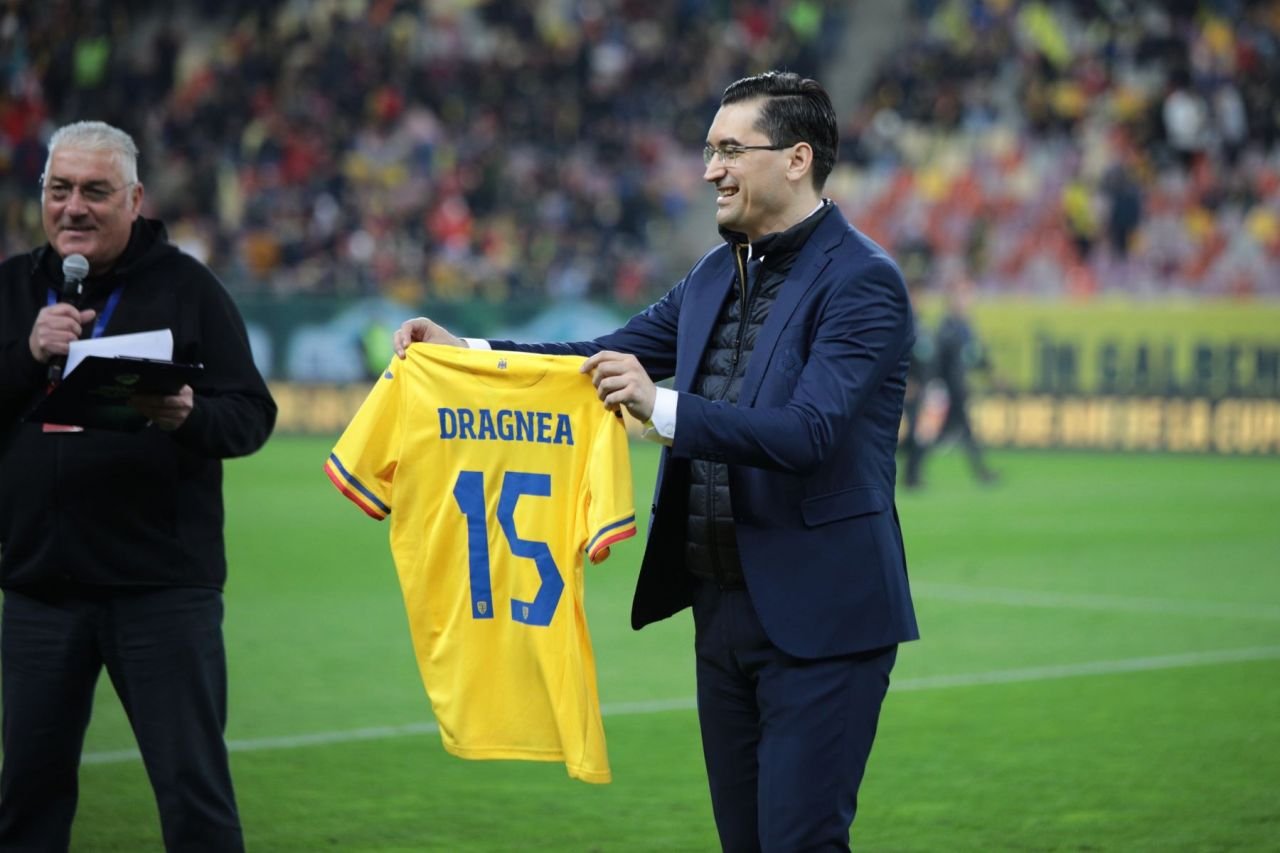 Gică Hagi, mai ovaționat de public decât Ianis Hagi, la meciul cu Irlanda de Nord. Cum a fost posibil_2