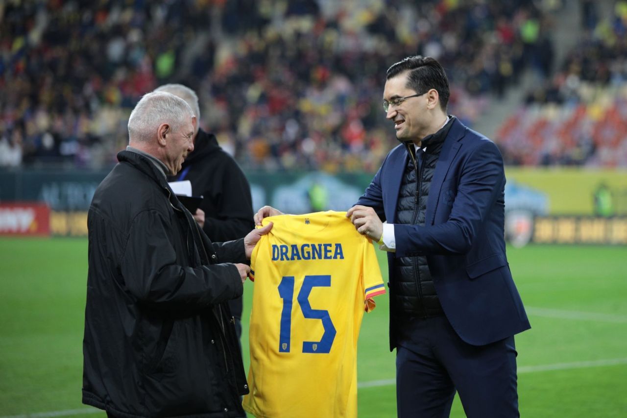 Gică Hagi, mai ovaționat de public decât Ianis Hagi, la meciul cu Irlanda de Nord. Cum a fost posibil_3