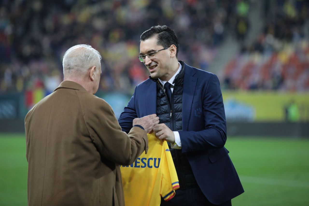 Gică Hagi, mai ovaționat de public decât Ianis Hagi, la meciul cu Irlanda de Nord. Cum a fost posibil_11