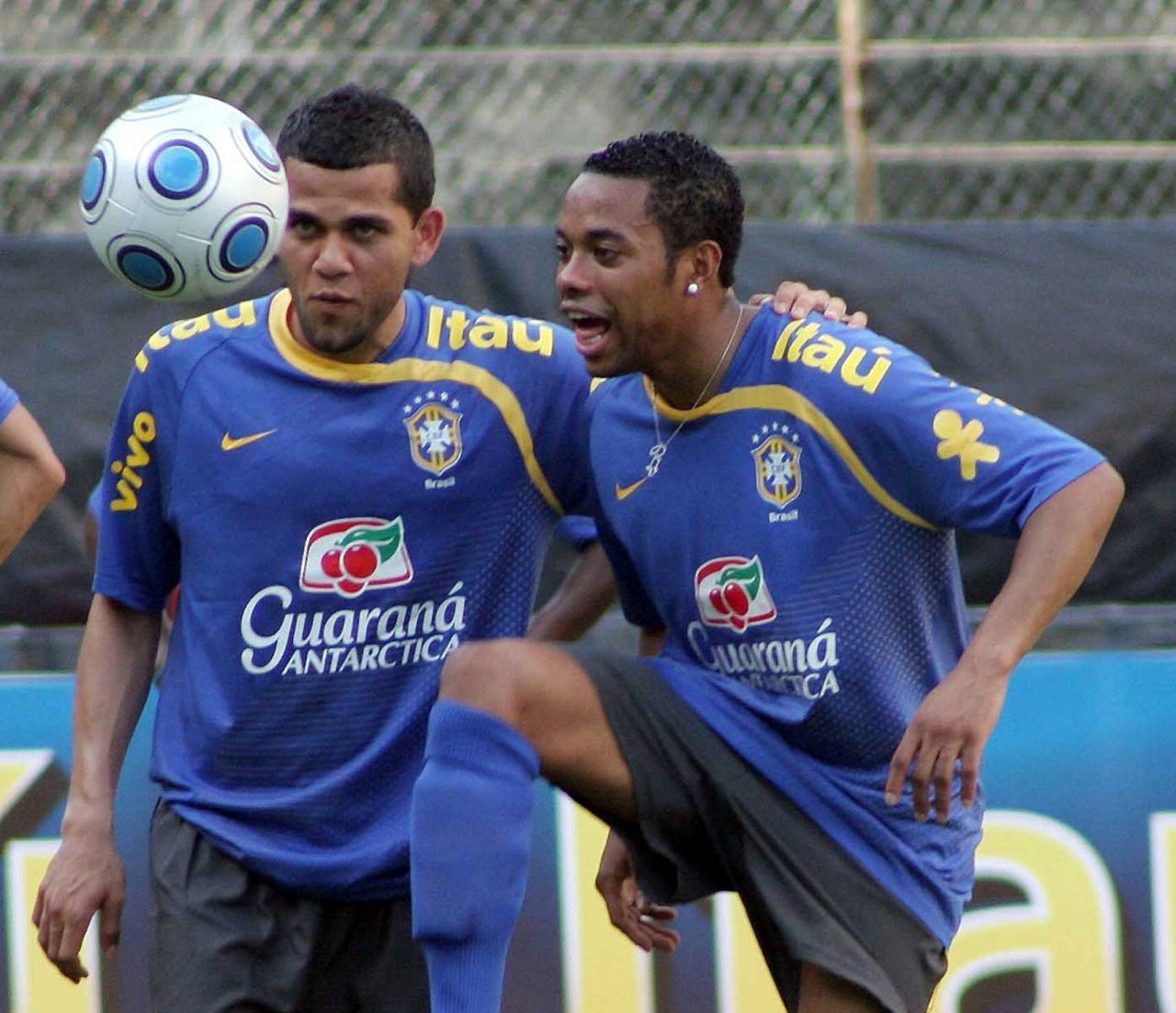 Ce a spus selecționerul Braziliei despre violatorii condamnați Dani Alves și Robinho_2