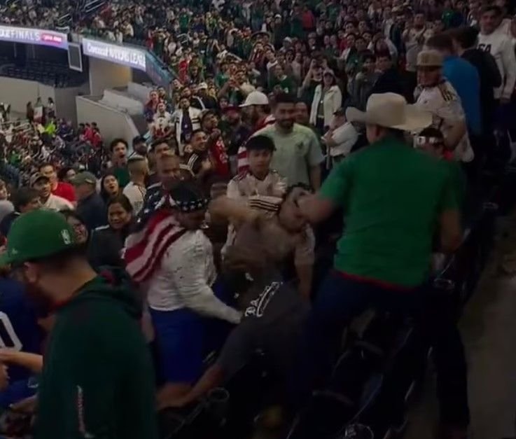 SUA - Mexic, finala Ligii Națiunilor, întrerupt de două ori din cauza bătăii între fani și a scandărilor homofobe! Suporterii mexicani au făcut legea în Texas_3