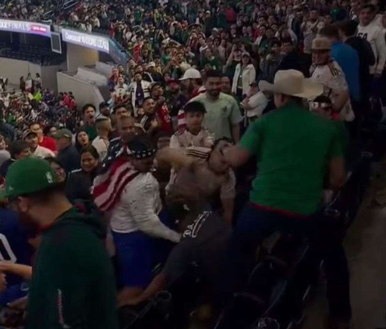 SUA - Mexic, finala Ligii Națiunilor, întrerupt de două ori din cauza bătăii între fani și a scandărilor homofobe! Suporterii mexicani au făcut legea în Texas_3