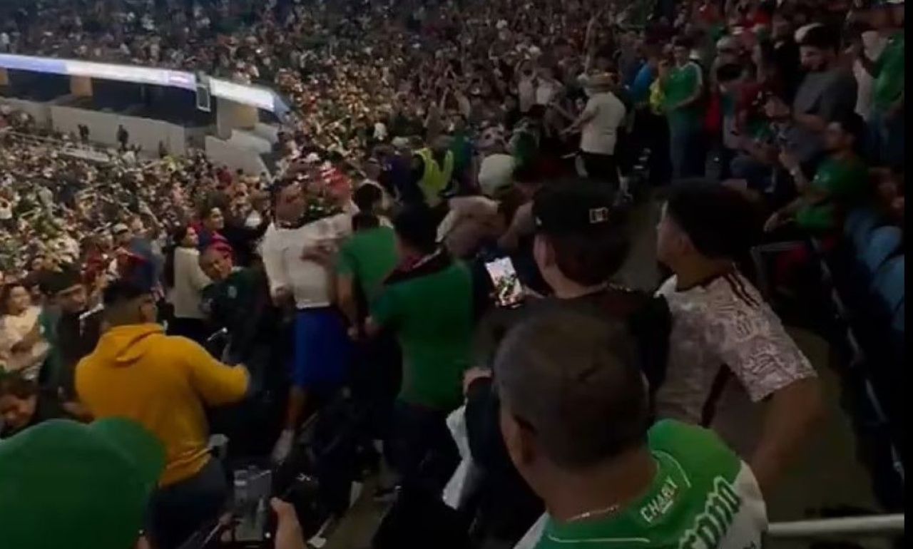 SUA - Mexic, finala Ligii Națiunilor, întrerupt de două ori din cauza bătăii între fani și a scandărilor homofobe! Suporterii mexicani au făcut legea în Texas_4