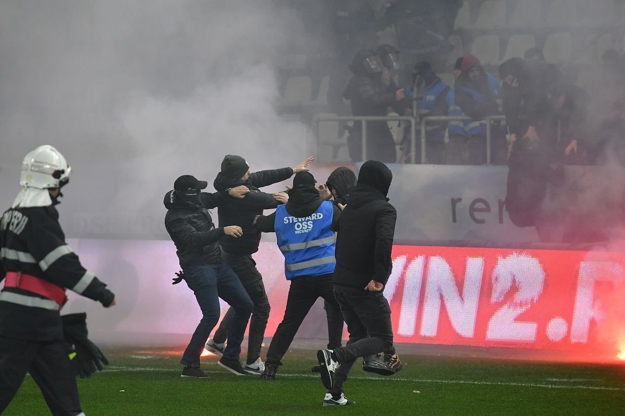 Dinamo, OUT din București? Ce sancțiuni pot primi c&acirc;inii &icirc;n urma haosului de la meciul cu UTA