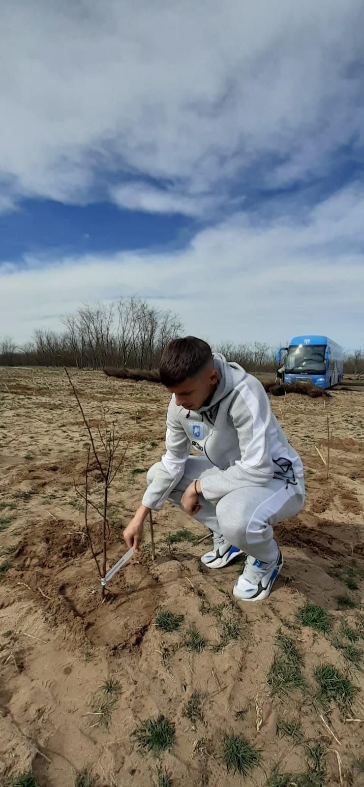 Jucătorii Universității Craiova au ieșit la plantat puieți și au pus gând rău Rapidului: 