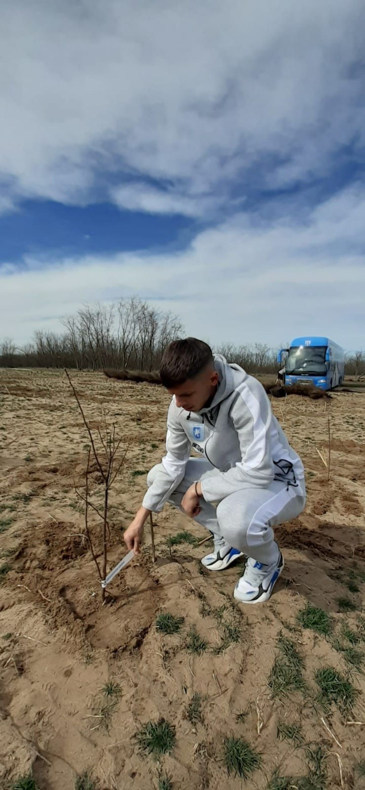 Jucătorii Universității Craiova au ieșit la plantat puieți și au pus gând rău Rapidului: