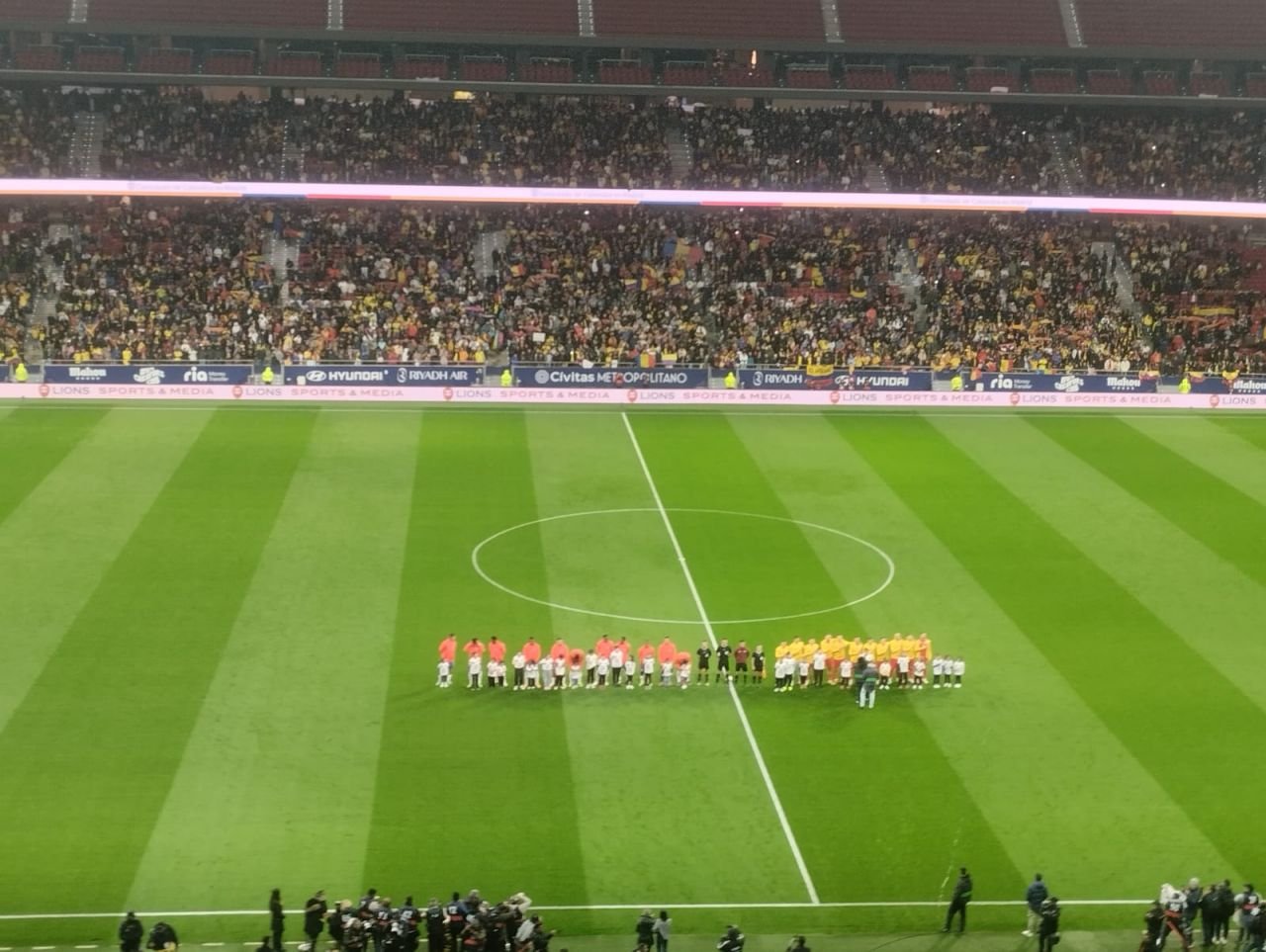 Moment incredibil pe Metropolitano! Cu ce bannere s-au prezentat românii în Madrid_2