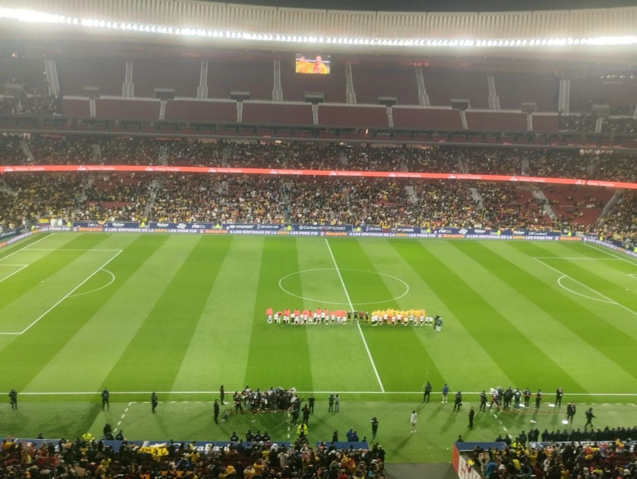 Moment incredibil pe Metropolitano! Cu ce bannere s-au prezentat românii în Madrid_3